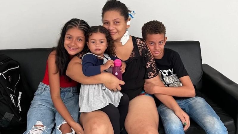 Mãe e filhos que não se viam há 14 dias se reencontram no Hospital Regional do Alto Sertão