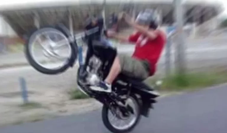 Quatro jovens sem CNH são flagrados realizando manobras arriscadas em motocicletas em Palmeira dos Índios
