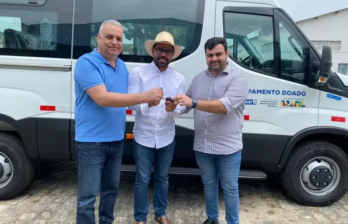 Alfredo Gaspar entrega emendas de R$ 557 mil na forma de duas vans para Instituto em Pão de Açúcar e Cooperativa Rural de Matriz de Camaragibe