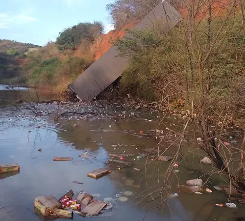 Carreta tomba e cai dentro de açude na AL-115 em Palmeira dos Índios