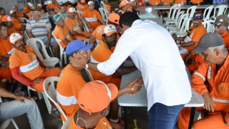 Prefeito Júlio Cezar destaca importância dos servidores públicos de Palmeira dos Índios