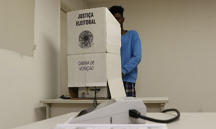 Saiba o que acontece com o voto depois de depositado nas urnas