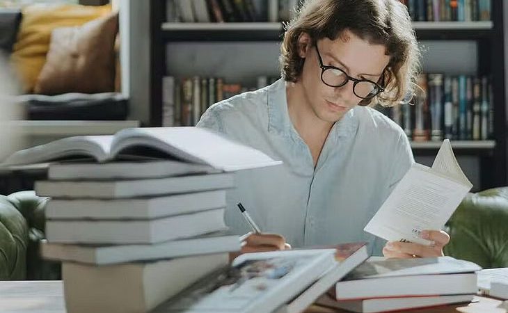 Seis palavras que as pessoas menos ‘inteligentes’ repetem, segundo a IA