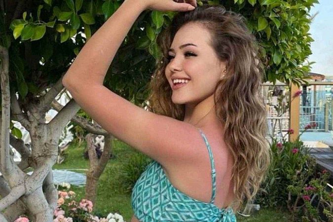 Influenciadora que casou consigo mesma morre depois de cair de prédio