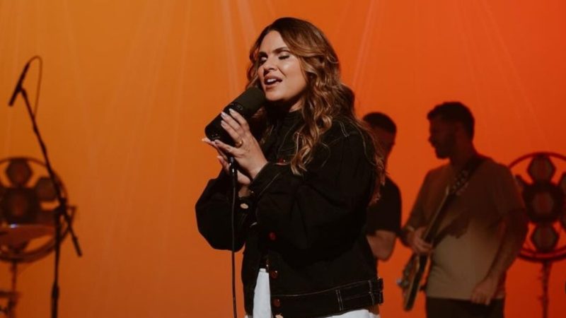 Dia do Evangélico contará com show da cantora Aline Barros