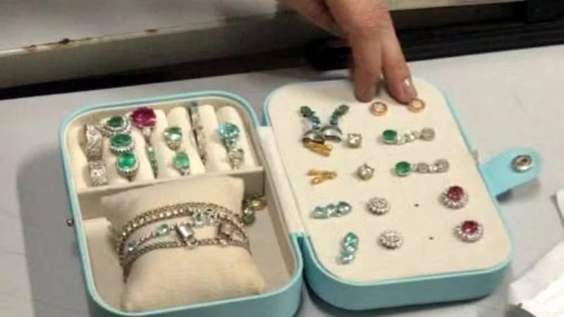 Veja as joias encontradas na mala de viagem de delator do PCC