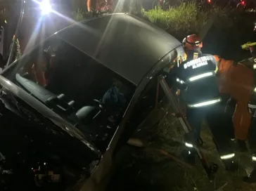 Carro capota e fica preso em ribanceira na BR-316, em Palmeira dos Índios