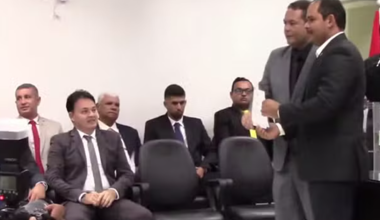 Vereador investigado por suspeita de homicídio é diplomado em São José da Laje