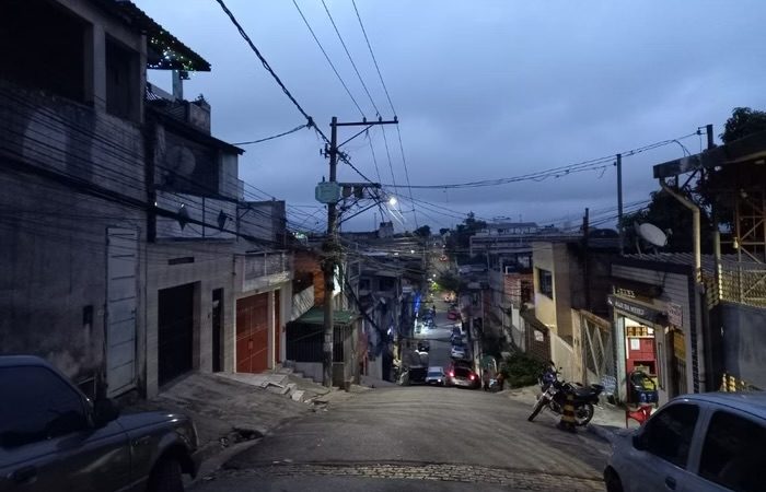 Homem jogado de ponte deixa a cidade por medo de retaliação de PMs