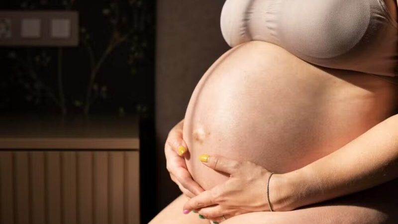 Mulher de 48 anos engravida por fertilização in vitro com seus próprios óvulos