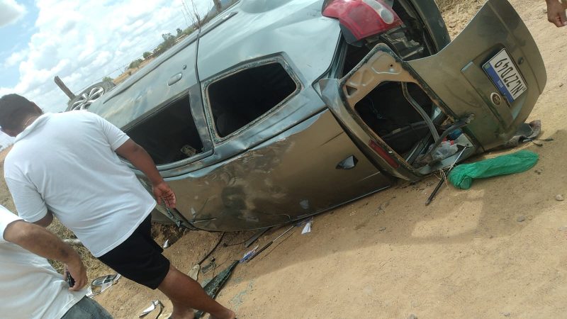 Motorista perde o controle da direção e capota na Zona Rural de Palmeira dos Índios