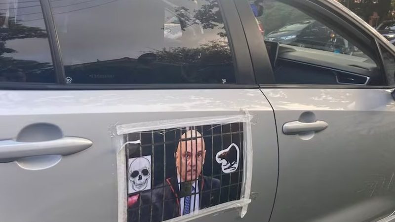 Mulher aparece na casa de Lula com coroa de flores e é detida ao chamar agente de ‘macaco’