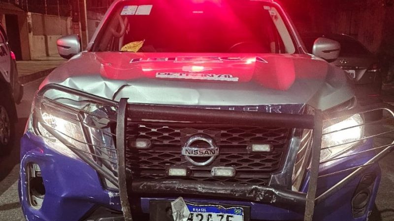 Motorista embriagado fura blitz, avança semáforo, colide em viatura e é detido pela Operação Lei Seca, em Maceió