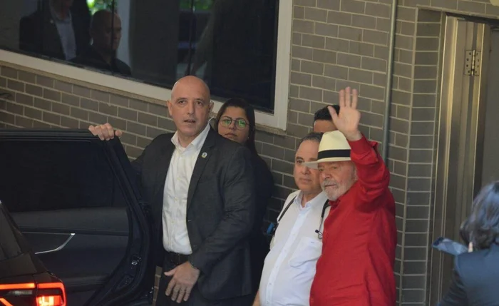 Lula recebe alta após cirurgia e retorna a Brasília hoje