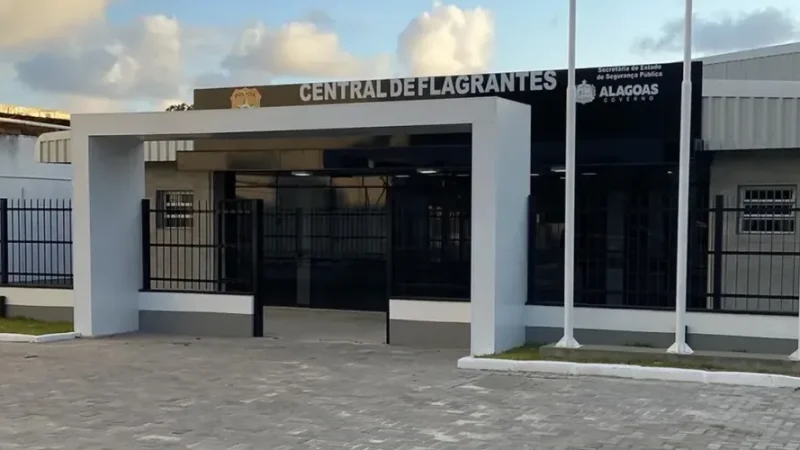 Homem é preso após ameaçar irmã com faca e proferir injúrias raciais