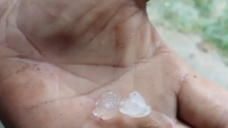 Chuva de granizo surpreende moradores de Cajueiro, na Zona da Mata de Alagoas