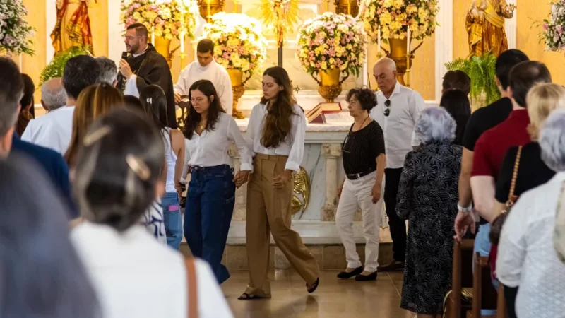 Tristeza e comoção: familiares e amigos homenageiam médica durante missa em Maceió