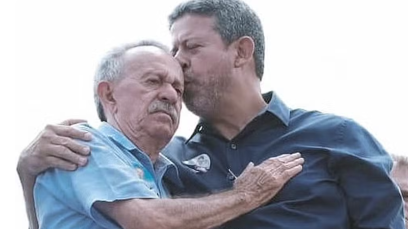 Deputado Arthur Lira faz homenagem após morte do pai em Maceió: ‘Meu herói, minha referência’