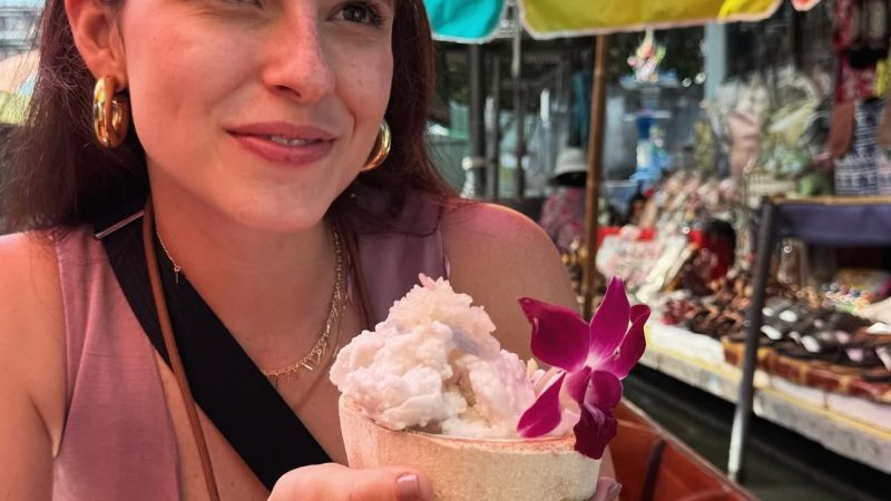 Corpo de médica brasileira morta em incêndio em hotel na Tailândia é enterrado em Maceió