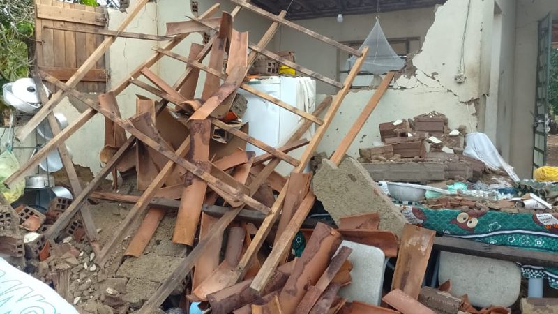 Palmeira dos Índios: Família tem casa destruída por chuva e ventania e pede ajuda