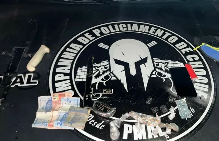 Homem e adolescente são flagrados com entorpecentes e armas na parte alta de Maceió