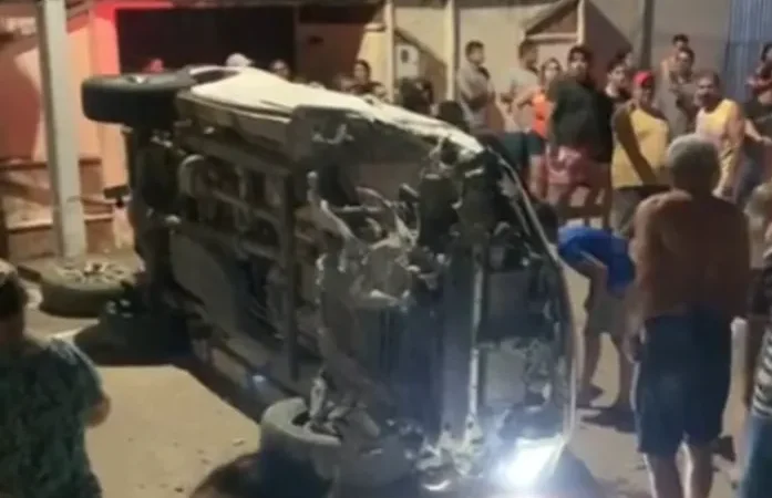 Motorista bêbado pega caminhonete de amigo, colide com carro e capota em Arapiraca