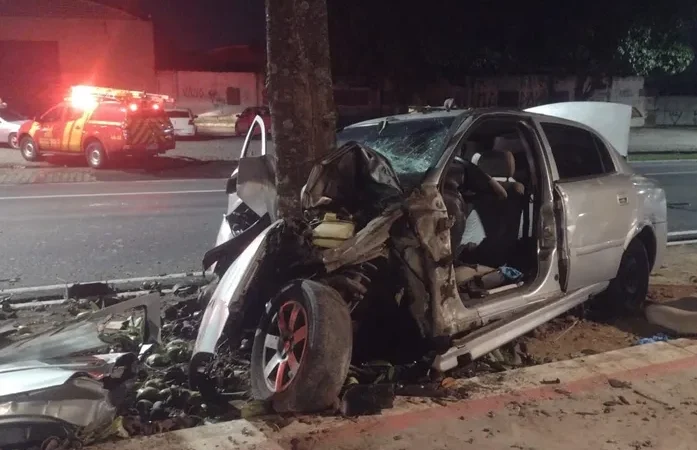 Homem morre após carro de passeio invadir ciclovia e colidir com árvore na Avenida Durval de Góes Monteiro