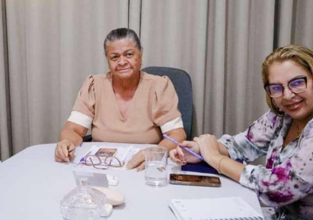 Tia Júlia anuncia abertura do PSS da Educação em Palmeira dos Índios