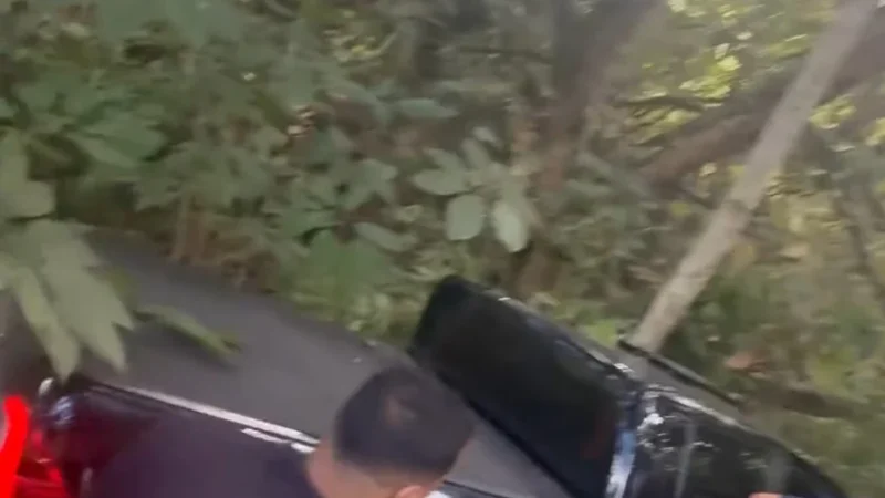 Acidente: Caminhonete dos seguranças dos gêmeos das rifas cai em barranco no litoral norte