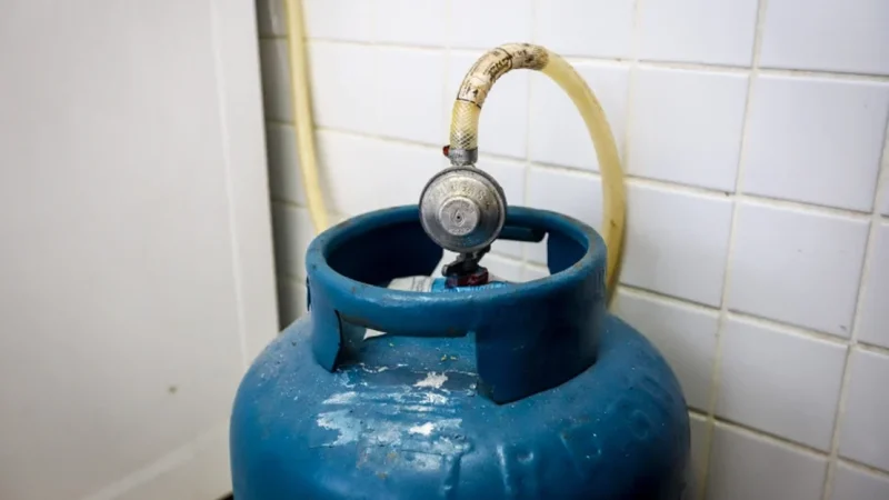 Homem invade casa, furta botijão de gás e foge com ajuda de mototaxista em Arapiraca