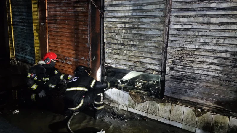 Incêndio atinge e destrói barracas na Feira do Rato, no Centro de Maceió