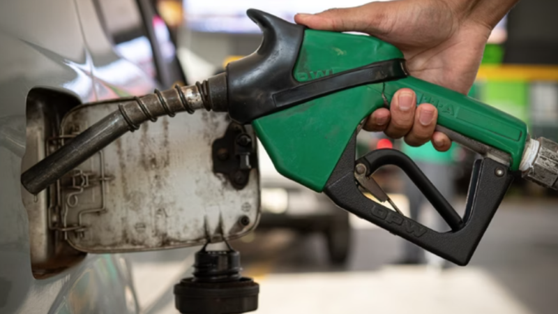 Preço médio da gasolina sobe para R$ 6,35 e é o mais alto em 2 anos