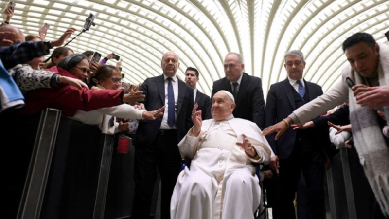 Após piora, Vaticano diz que papa “transcorreu uma noite tranquila”