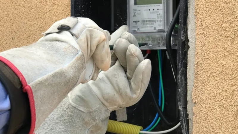 Homem ameaça funcionários da Equatorial com faca após aviso de corte de energia em Maceió