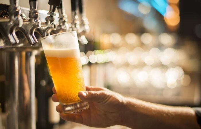 Cidade alemã oferece cerveja gratuita para atrair eleitores