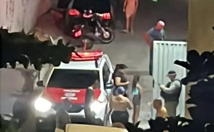 Mulher encontra irmã morta dentro de casa; marido desapareceu