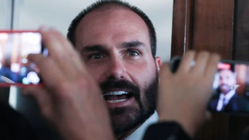 Eduardo Bolsonaro anuncia licença do mandato de deputado para morar nos EUA