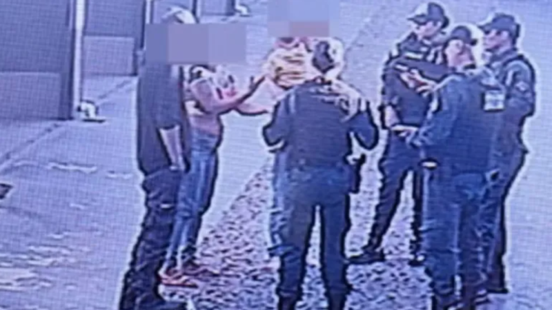 Menino de 2 anos é encontrado em motel com os pais e outro homem