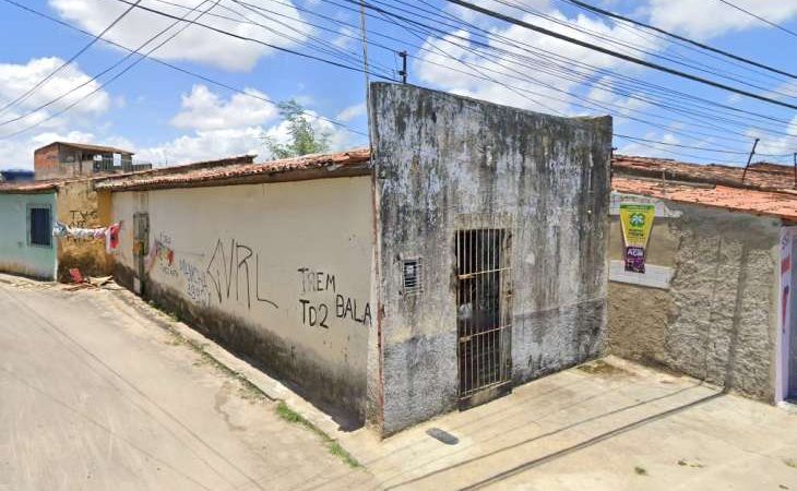 Homem é assassinado a facadas enquanto dormia em beco