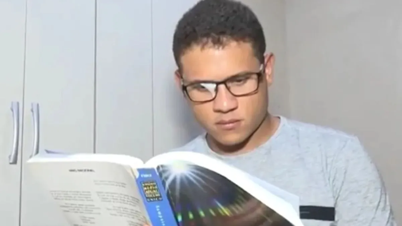 Jovem passa em medicina em universidade pública após 28 tentativas: ‘Ia conseguir’