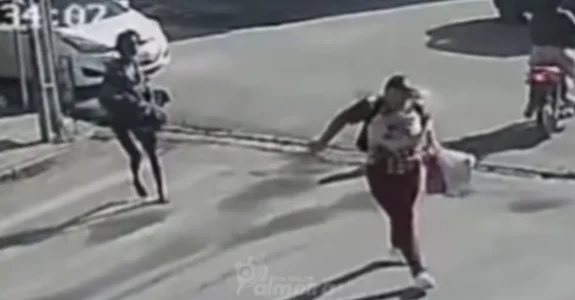 Mulher trans em situação de rua é flagrada atirando pedras em pessoas em Palmeira dos Índios