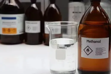 Secretaria de Saúde de Maceió apreende garrafas suspeitas de conter metanol em bar da Jatiúca