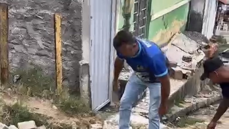 Moradores do Alto do Cruzeiro assumem papel da Prefeitura e tapam buracos por conta própria