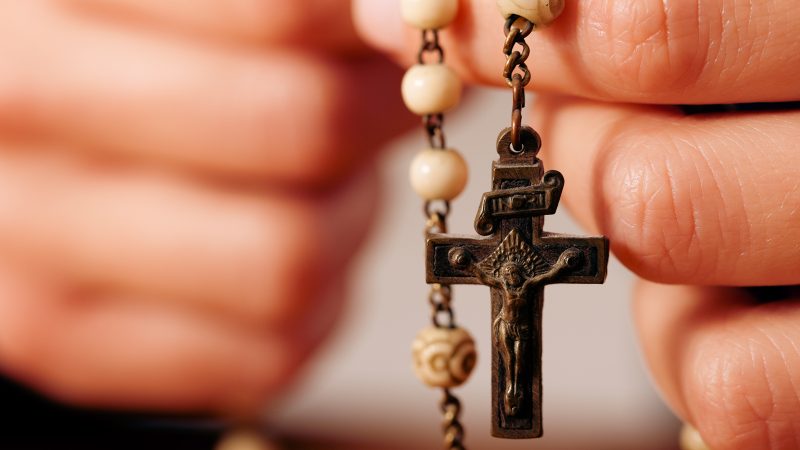 Fiéis realizam terço público em frente ao IFAL em reparação a ato considerado ofensivo à fé católica