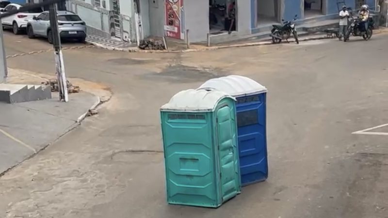 Banheiros químicos deixados em via pública causam transtornos no Centro de Palmeira dos Índios