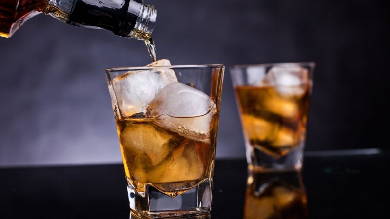 Bares e eventos em Maceió suspendem venda de destilados por alerta de bebidas adulteradas