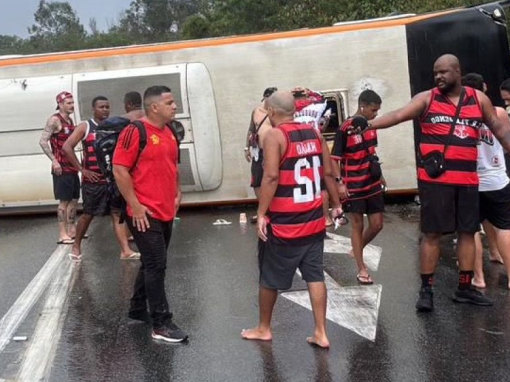 Ônibus com torcedores do Flamengo capota rumo à Argentina; 46 feridos
