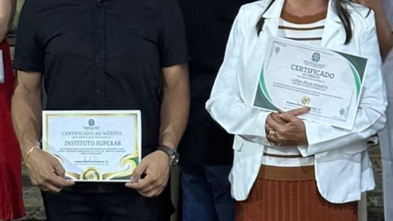 Olho Vivo: Entre Sorrisos e Entojos, Tia Júlia Não Disfarça