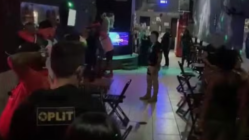 Dono de casa noturna é preso por suspeita de explorar adolescente de 17 anos no Centro de Maceió