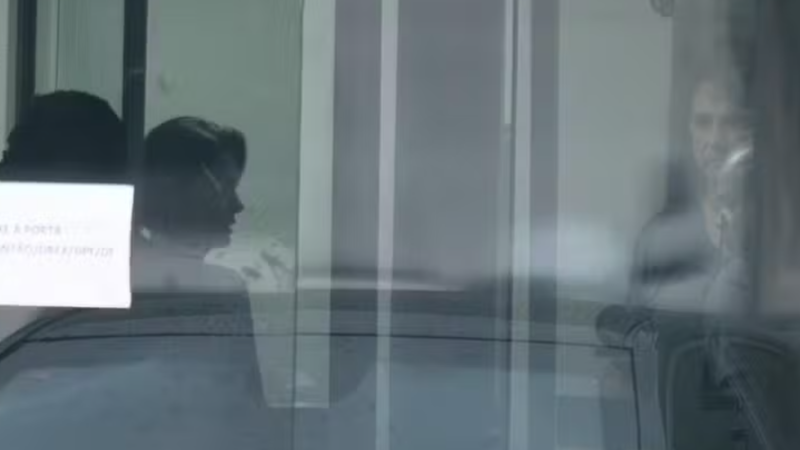 Bolsonaro é visto ao se despedir de Michelle, após visita na PF; veja foto